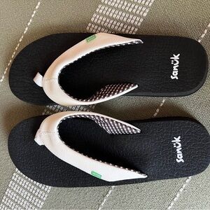 Sanuk Black and White Yoga Mat Sandals
